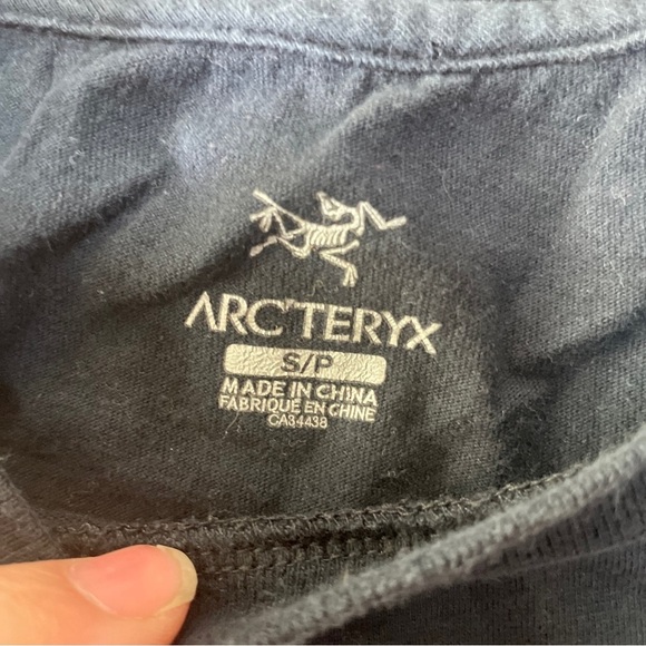 Arc'teryx Mens Vertical Logo Shirt SS Tee T-shirt Black Red Size S Small - Picture 3 of 4